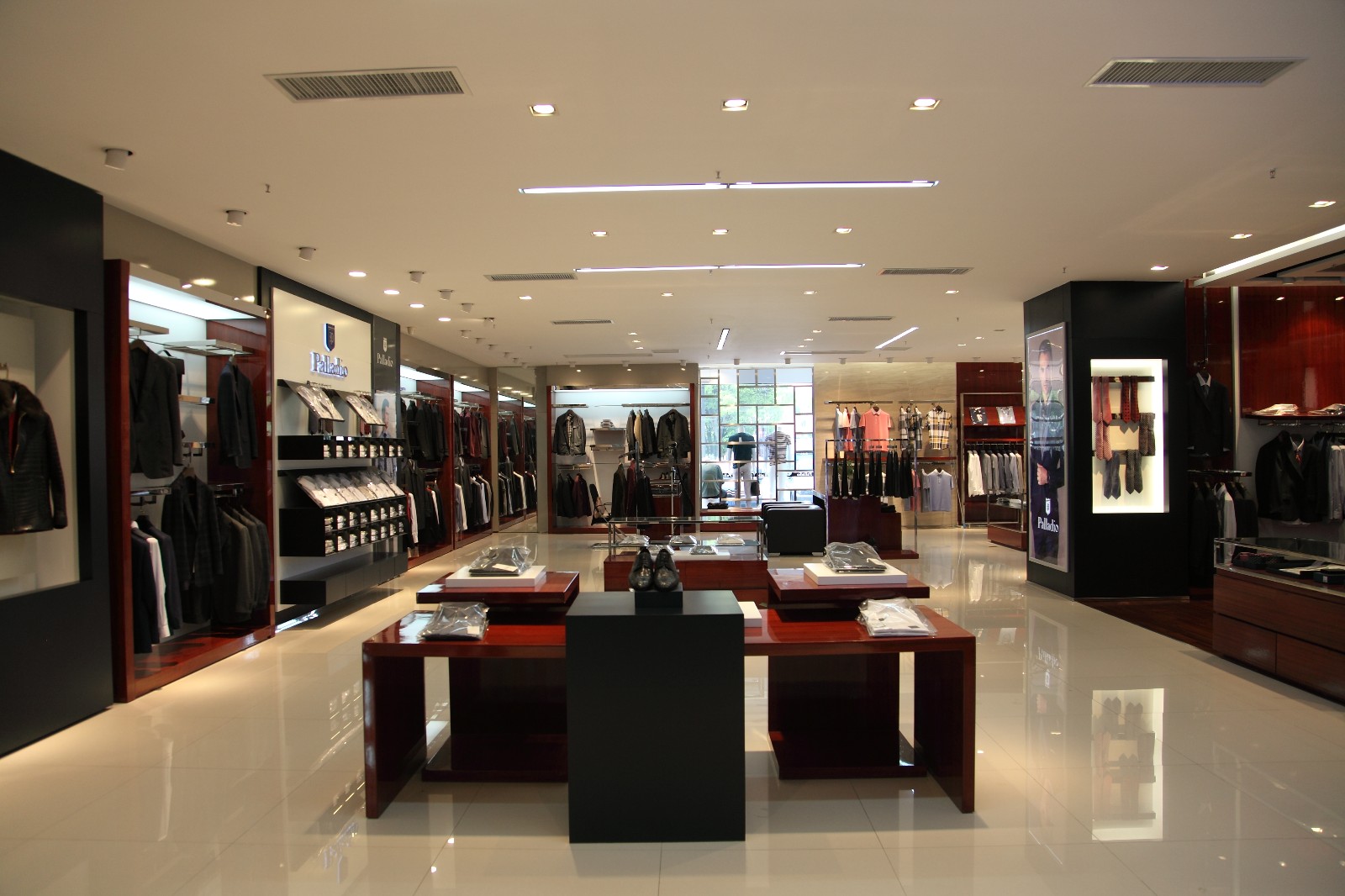 鹿港一楼男装精品店